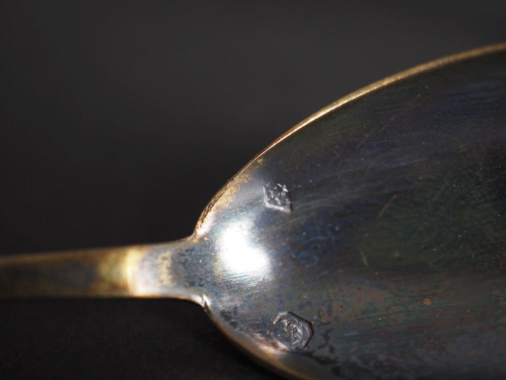 Coquetier et sa cuillère de style Louis XVI en argent 925, poinçon Min