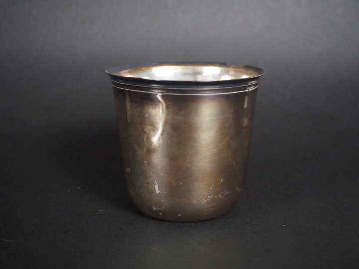 Timbale à fond plat de forme tulipe en argent 925, poinçon Minerve, à 