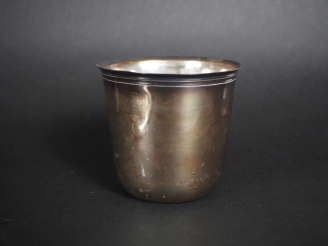 Vente aux enchères Timbale à fond plat de forme tulipe en argent 925, poinçon Minerve, à 