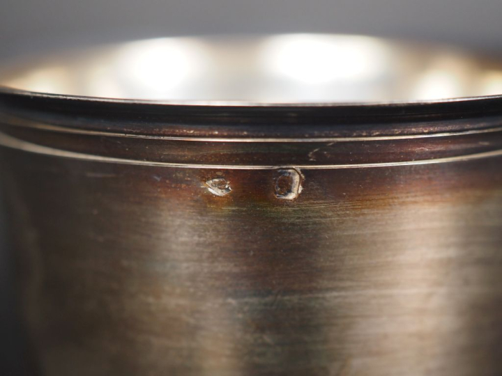 Timbale à fond plat de forme tulipe en argent 925, poinçon Minerve, à 