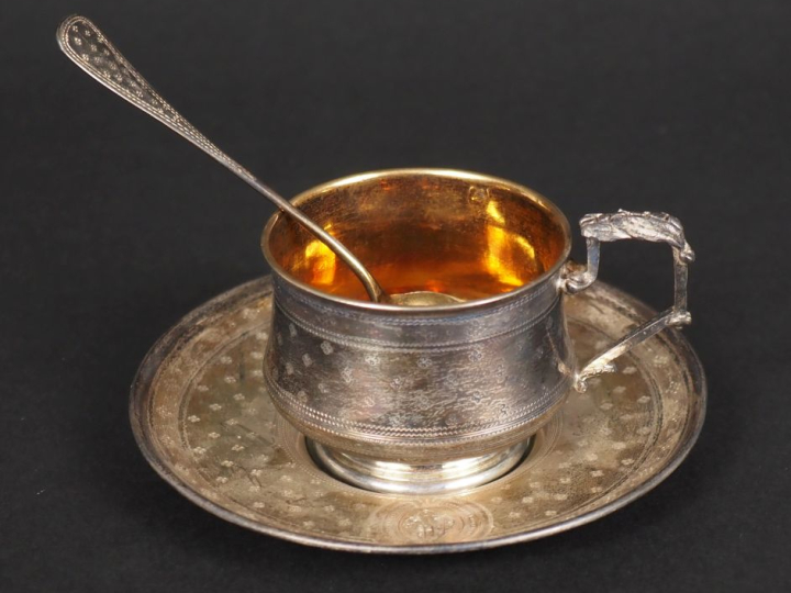 Tasse et sa sous-tasse  de style Louis XVI en argent 925 et argent dor