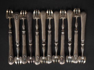 Vente aux enchères Suite de douze fourchettes à huitre de style Louis XVI en argent 925 e
