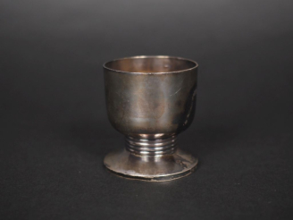 Vente aux enchères Coquetier de style Art déco en argent 925, poinçon Minerve, à décor de