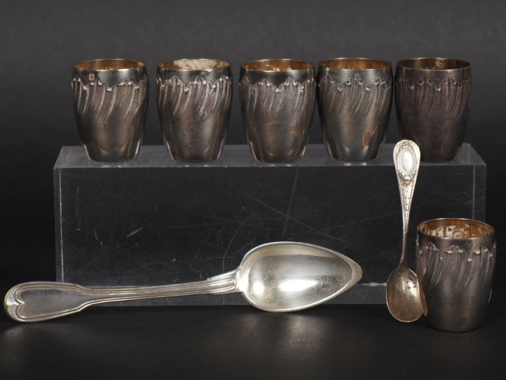 Suite de six verres à liqueur de style Louis XV en argent 925 et verme