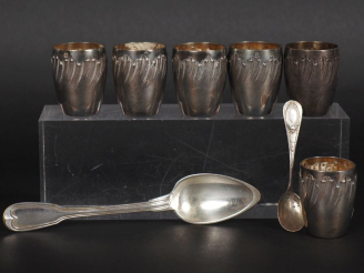 Vente aux enchères Suite de six verres à liqueur de style Louis XV en argent 925 et verme