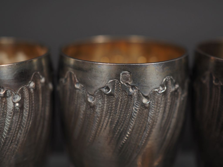 Suite de six verres à liqueur de style Louis XV en argent 925 et verme