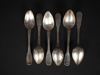Vente aux enchères Six différentes petites cuillères en argent 950 ou 925. Poinçons et mo