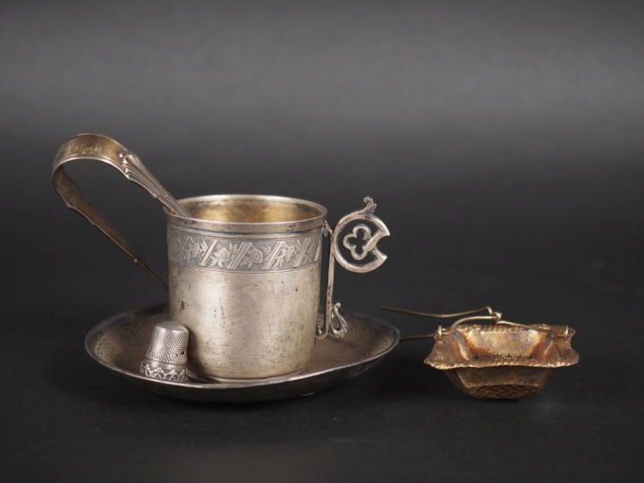 Ensemble comprenant :  - une tasse en argent 925, poinçon Minerve, à d