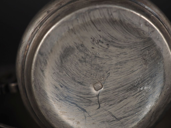 Ensemble comprenant :  - une tasse en argent 925, poinçon Minerve, à d