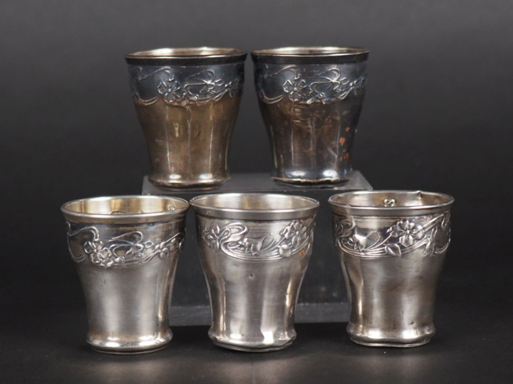 Suite de cinq verres à liqueur de style Art Nouveau en argent 925, poi