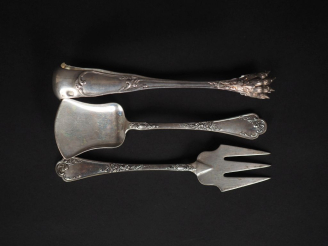 Vente aux enchères Ensemble comprenant :  - deux éléments de nécessaire à douceurs en arg