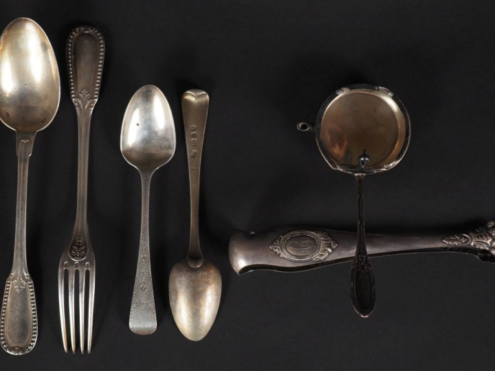 Ensemble comprenant :  - un couvert à entremets en argent 925, poinçon