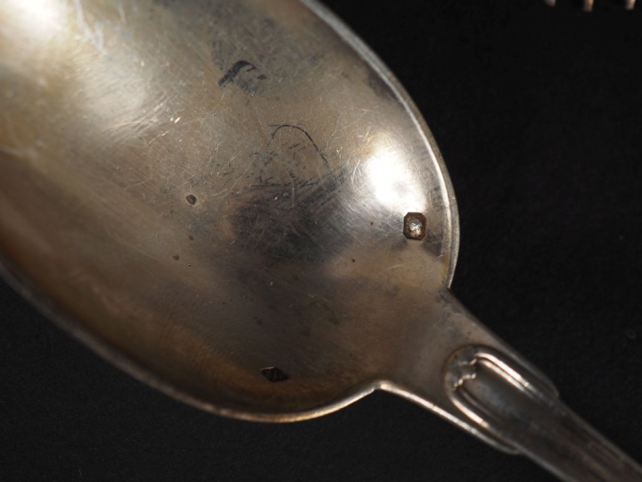 Ensemble comprenant :  - un couvert à entremets en argent 925, poinçon