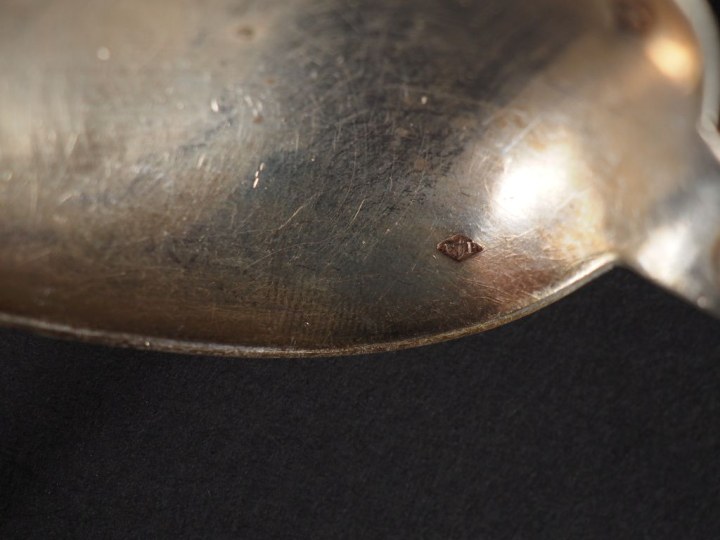 Ensemble comprenant :  - un couvert à entremets en argent 925, poinçon