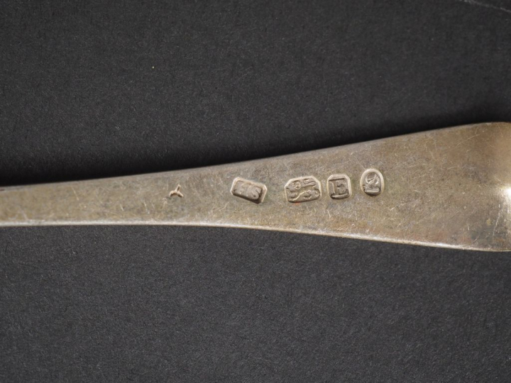 Ensemble comprenant :  - un couvert à entremets en argent 925, poinçon