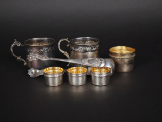 Vente aux enchères Ensemble comprenant :  - trois supports de verre à liqueur de style Lo