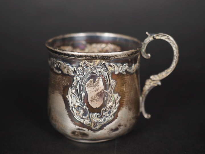 Ensemble comprenant :  - trois supports de verre à liqueur de style Lo