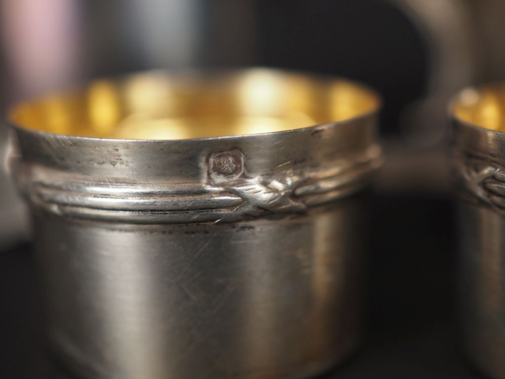 Ensemble comprenant :  - trois supports de verre à liqueur de style Lo