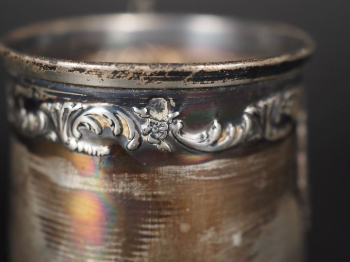 Ensemble comprenant :  - trois supports de verre à liqueur de style Lo