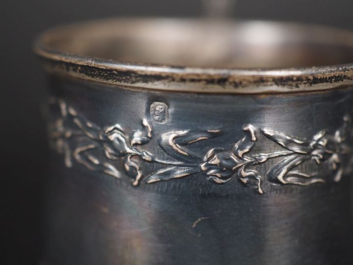 Ensemble comprenant :  - trois supports de verre à liqueur de style Lo