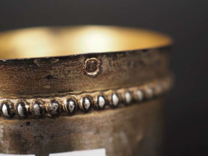 Ensemble comprenant :  - trois supports de verre à liqueur de style Lo