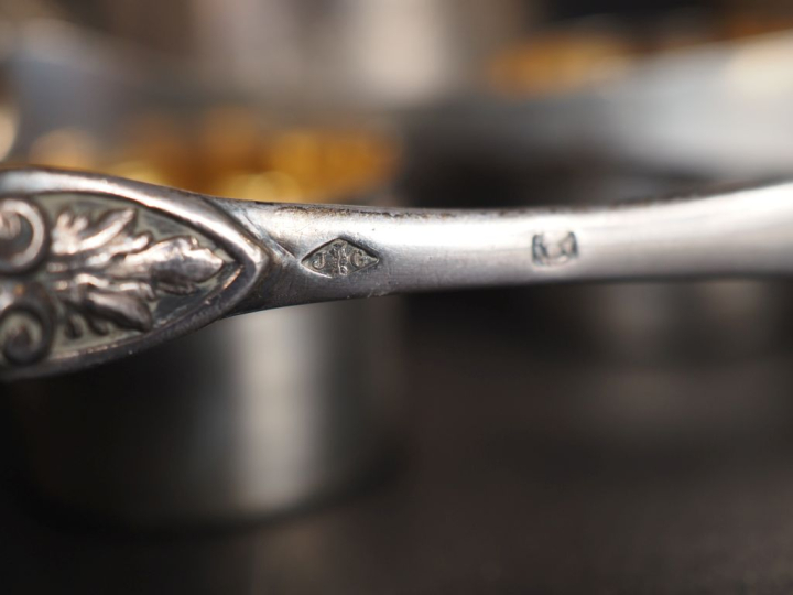 Ensemble comprenant :  - trois supports de verre à liqueur de style Lo