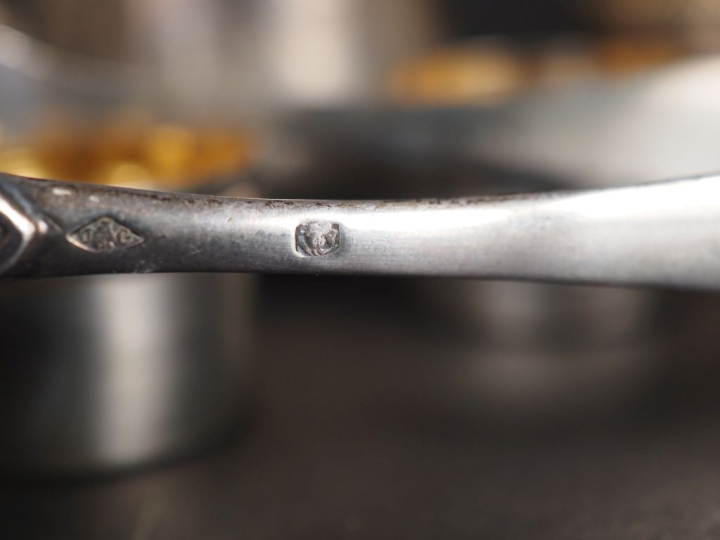 Ensemble comprenant :  - trois supports de verre à liqueur de style Lo