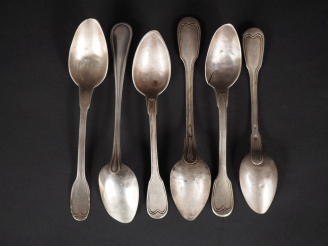 Vente aux enchères Ensemble comprenant :  - trois petites cuillères dépareillées en argen