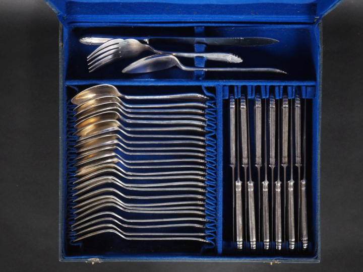 Partie de menagère en argent 900, à décor de palmette. Comprenant :  -