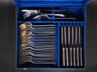 Vente aux enchères Partie de menagère en argent 900, à décor de palmette. Comprenant :  -