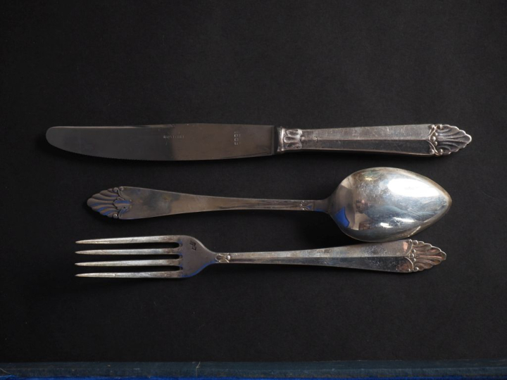 Partie de menagère en argent 900, à décor de palmette. Comprenant :  -