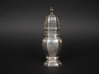 Vente aux enchères Saupoudroir en argent anglais à pans coupés, à décor de monogramme. H.