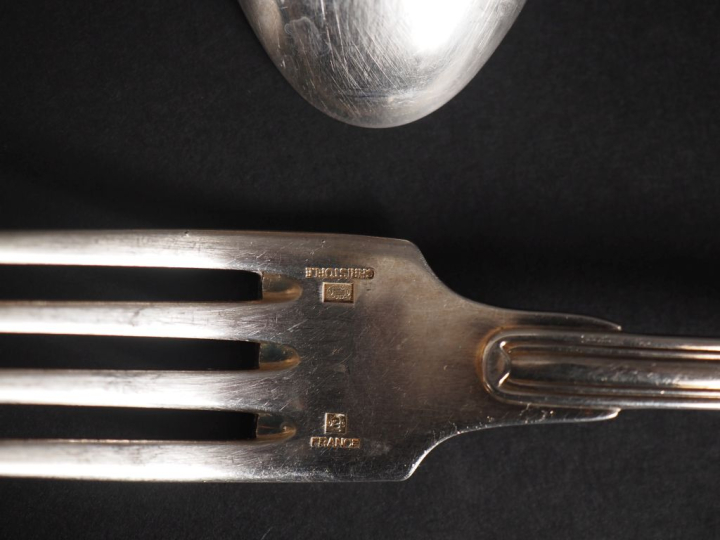 CHRISTOFLE Partie de ménagère en métal argenté, modèle à filet. Compre