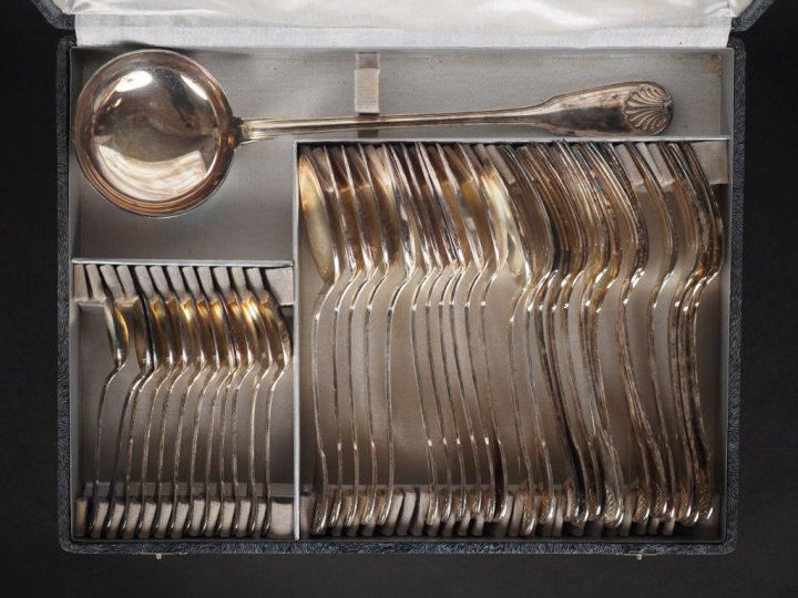 BOULENGER Partie de ménagère en métal argenté, modèle à double coquill