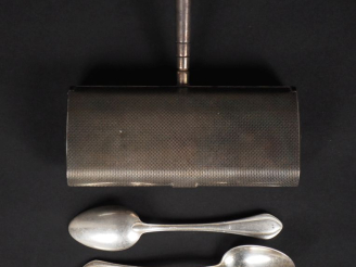 Vente aux enchères Ensemble comprenant :  - une suite de onze petites cuillères en métal 