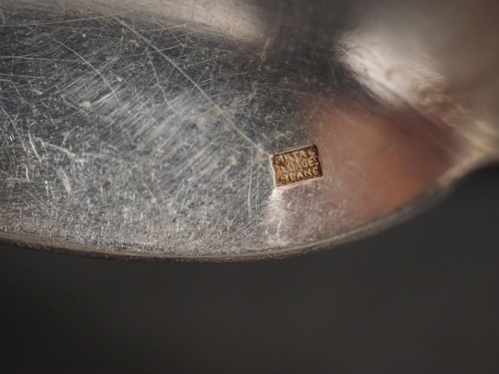 Ensemble comprenant :  - une suite de onze petites cuillères en métal 