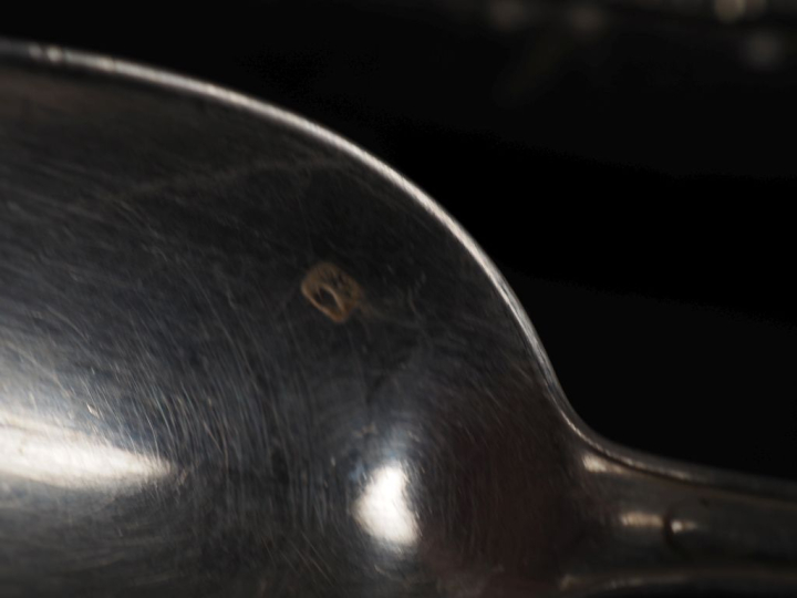 Ensemble comprenant :  - une suite de onze petites cuillères en métal 