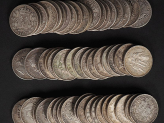 Vente aux enchères Ensemble comprenant :  - quarante-sept pièces de 5 Francs en argent : 
