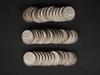 Vente aux enchères Ensemble comprenant quarante-sept pièces de 5 Francs en argent.  Poids
