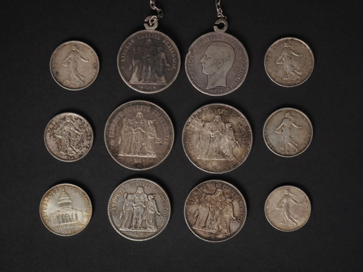 Ensembe comprenant :  - une pièce de 100 Francs en argent, 1983. - deu