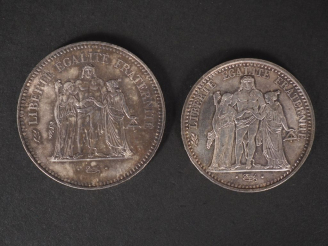 Vente aux enchères Ensemble comprenant :  - une pièce de 10 Francs en argent, 1966 - une 