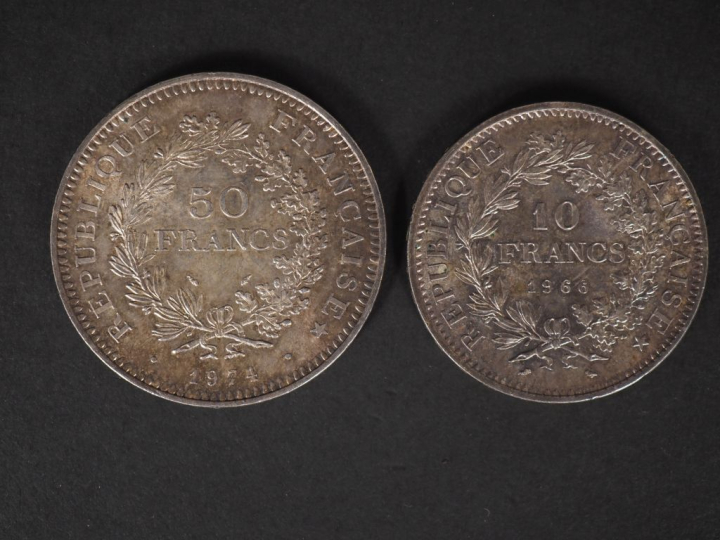 Ensemble comprenant :  - une pièce de 10 Francs en argent, 1966 - une 