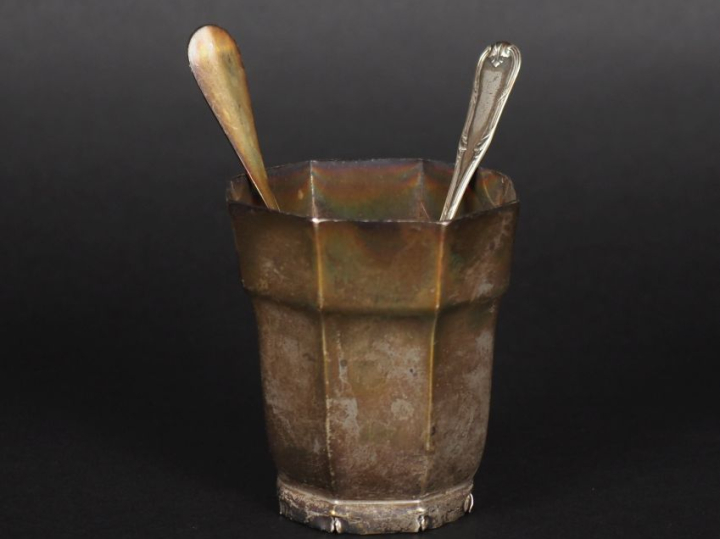 Timbale de style Art déco à pans coupé en argent 925, poinçon Minerve.