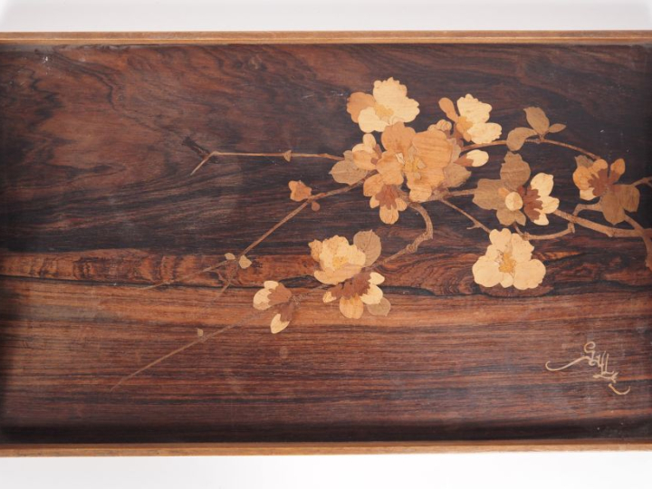 GALLE. Plateau en marqueterie à décor de branchages fleuris. Signé Dim