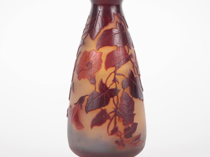 GALLE.  Vase ovoide en verre à décor gravé en camée et à l'acide de bi