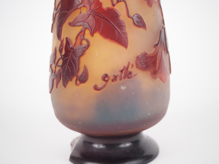 GALLE.  Vase ovoide en verre à décor gravé en camée et à l'acide de bi
