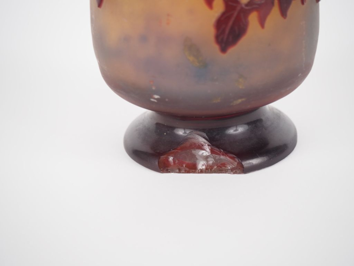 GALLE.  Vase ovoide en verre à décor gravé en camée et à l'acide de bi