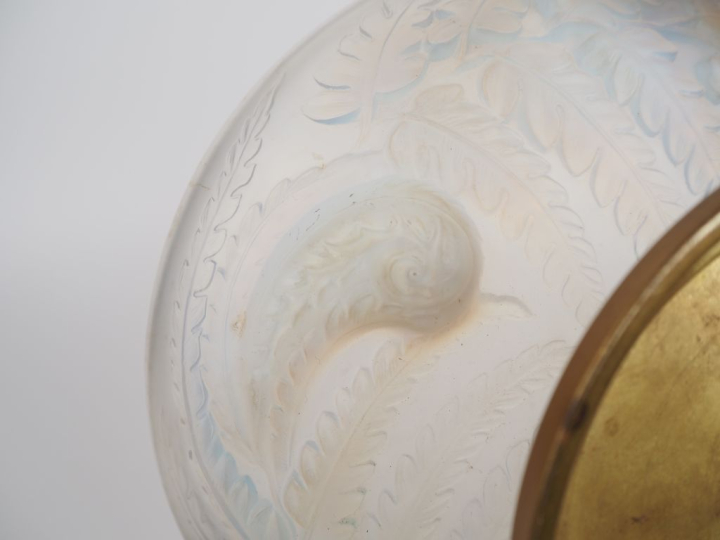 ETLING. Coupe montée de style Art Déco en verre et verre opalescent à 