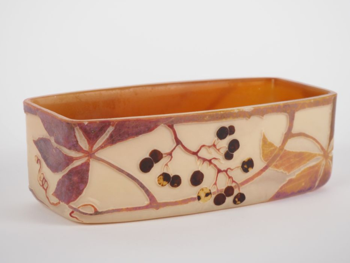 LEGRAS. Coupe rectangulaire en verre à décor polychrome gravé en camée