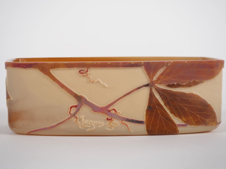 LEGRAS. Coupe rectangulaire en verre à décor polychrome gravé en camée